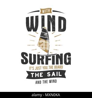 Jahrgang Hand gezeichnet Windsurfen, Kitesurfen t-Grafik. Sommer reisen t shirt. Poster Konzept mit retro Surfbrett und Typografie. Surfen design Vorlage. Vektor Emblem isoliert Stock Vektor