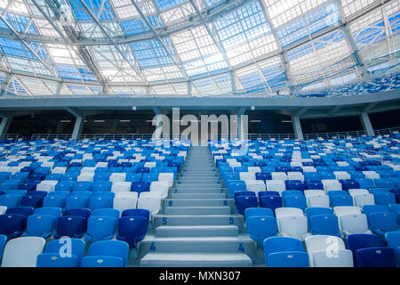 Zement Treppen und blauen Sitze im Fußballstadion Stockfoto