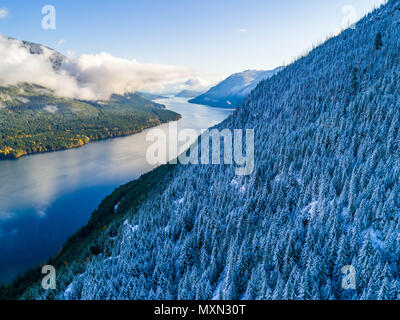 Luftaufnahme zeigt die zwischen Nord- und Südhängen in einem kleinen Tal Kontraste Stockfoto