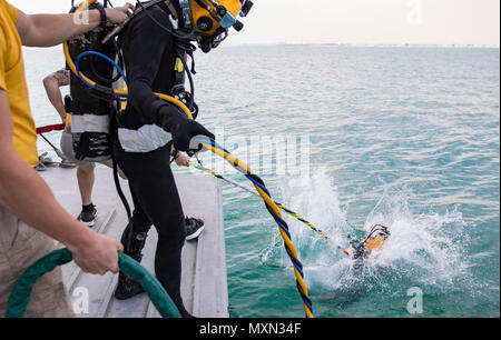 Ein U.S. Army engineer Taucher mit der 511 . Ingenieur Dive Loslösung von Fort Eustis, Virginia, springt von der MG Charles S. Brutto (Logistik Support Vessel-5) und in den Persischen Golf vor der Küste von Kuwait Naval Base, zu üben Tauchen verfahren Nov. 18, 2016. Die zwei Woche Training, Betrieb Deep Blue, erforderliche Armee Taucher ihre Tauchgänge Verfahren zu üben und Reagieren auf Unterwasser Notfallszenarien. (U.S. Armee Foto von Sgt. Angela Lorden) Stockfoto