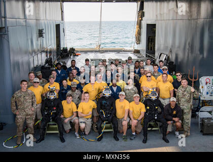 Die 511 . Ingenieur Dive Loslösung von Fort Eustis, Virginia, und die gesamte Crew des MG Charles S. Brutto (Logistik Support Vessel-5), posieren für ein Gruppenfoto während am Arabischen Golf verankert, vor der Küste von Kuwait Naval Base, Nov. 18, 2016. Soldaten aus den Tauchgang Einheit verwendet das Schiff zwei Wochen tauchen Übung durchzuführen, Betrieb Deep Blue, steigert die Bereitschaft des Teams und die Fähigkeit der US-Army Central Missionen zu unterstützen. (U.S. Armee Foto von Sgt. Angela Lorden) Stockfoto