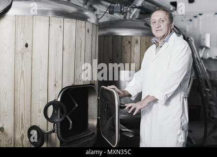 Nach Brewer steht in der Nähe der Zylinder für Bier in das Gewebe. Stockfoto