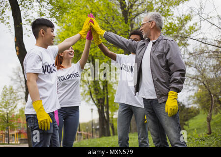 Gerne fröhliche Freiwillige Erhalten zu arbeiten Stockfoto