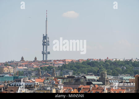 Eine panopramic Ansicht der Stadt mit dem Fernsehturm in Prag, Czeche Republik Stockfoto