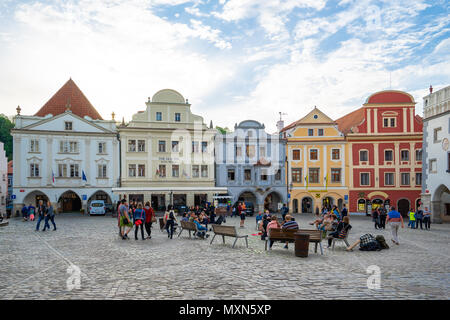 Cesky Krumlov, Tschechische Republik - 6. Mai 2018: Cesky Krumlov Old Town Square in der Tschechischen Republik. Stockfoto