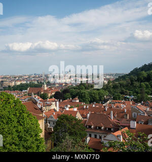 Einen Panoramablick auf die Stadt vom Castle Hill in Prag, Tschechische Republik Stockfoto