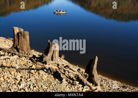 Fischer auf einem See in Auvergne, Frankreich Stockfoto