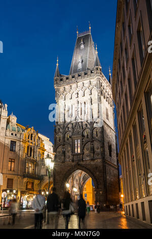 Die Ansicht der Pulverturm in der Nacht in Prag, Tschechische Republik Stockfoto