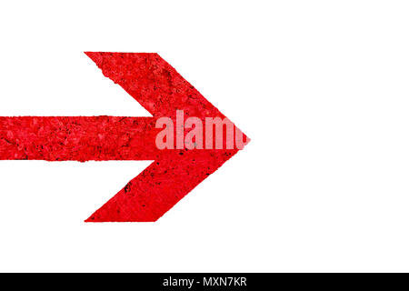 Roter Pfeil Richtung Schild mit poliertem Stein Textur mit Unebenheiten und Risse und auf eine nahtlose weißem Hintergrund. Stockfoto