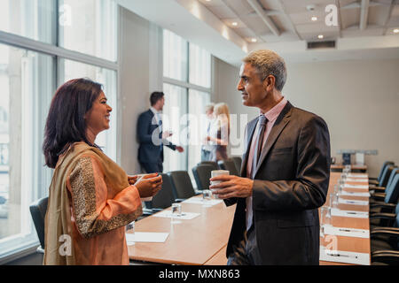 Business Mann und Frau sprechen, bevor die Konferenz beginnt. Freundlich und sprechen, sich gegenseitig kennen zu lernen. Stockfoto