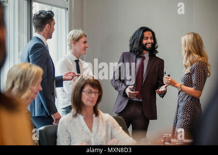 Geschäftsmänner und frauen Sitzung und Begrüßung zu einem Business Meeting. Stockfoto