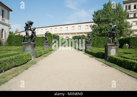 Die Statuen im Senat Park in Prag, Czeche Republik Stockfoto