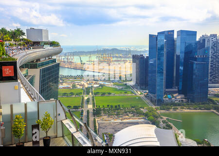 Singapur - Mai 3, 2018: skypark Aussichtsplattform an der Marina Bay Sands Hotel mit Blick auf den randlosen Pool, Singapurs höchsten Pool auf dem Dach und Central Business District Skyline. Luftaufnahme. Stockfoto