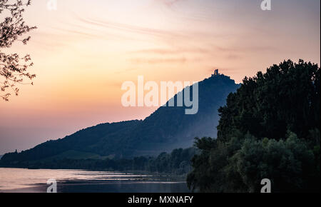 Blick auf Drachenfels aus über den Rhein bei Dämmerung Stockfoto