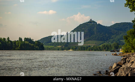 Blick auf Drachenfels aus über den Rhein Stockfoto