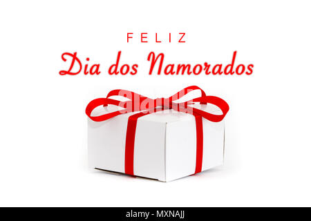 Feliz Dia Dos Namorados (in portugiesischer Sprache: Happy Valentine's Day) Sms und weißen Karton Geschenkkarton mit dekorativen Red Ribbon und gebunden Stockfoto