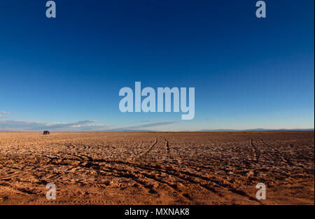 Panoramablick auf die Landschaft in der Nähe von "Ojos del Salar" in der Atacama-wüste, Chile, Darstellung von reifenspuren Kontrast der Wüste und immense Dimensionen o Stockfoto