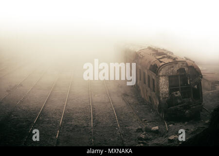 Rost Zug und leeren Gleisen in Misty nebliger Tag im Dorf Paranapiacaba, Sao Paulo, Brasilien fotografiert aufgegeben. Foto Farbe getönt mit Stockfoto