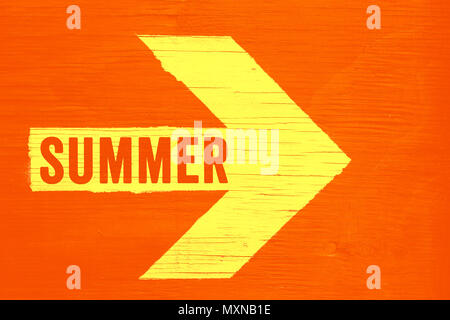 Sommer orange Text auf Weiß Gelb gerichteter Pfeil, der nach rechts auf orange aus Holz namensschild Hintergrund gemalt geschrieben. Farbe getönt für Re Stockfoto