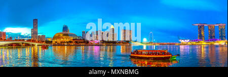 Panorama der Marina Bay Skyline mit abendlichen Lichter im Meer an der blauen Stunde widerspiegelt. Singapur Skyline bei Nacht. Nachtaufnahme Waterfront. Stockfoto