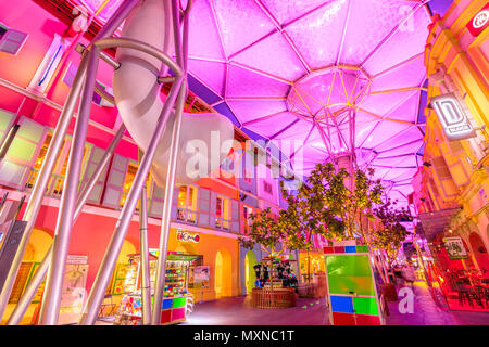 Singapur - 5. Mai 2018: Die bunten futuristischen pinky Sonnenschirme, die die Straßen von Clarke Quay, einem historischen Riverside Quay mit trendigen Restaurants und Bars und farbigen Häusern. für Nachtleben Ort Stockfoto