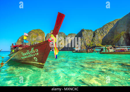 Maya Bay, Phi Phi Leh, Thailand - 31. Dezember 2015: Longtail Boot und Motorboote parken in der Maya Bay Lagune von steilen Kalksteinfelsen umgeben. Ko Phi Phi Leh Island, Krabi, Andaman Meer. Stockfoto