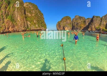 Maya Bay, Phi Phi Leh, Thailand - 31. Dezember 2015: Viele Personen, die in der Lagune von Maya Bay, Phi Phi Island, Krabi, Andaman Meer, die von steilen Kalksteinfelsen umgeben. Berühmte Touristenattraktion. Stockfoto