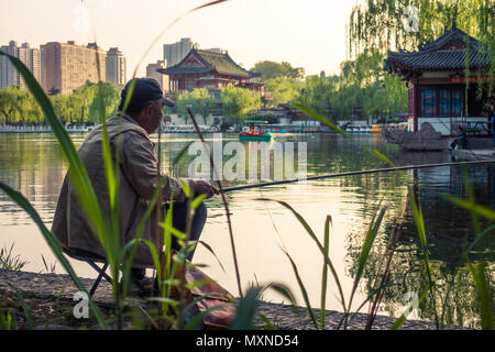 Hang Zhou, CHINA - 14. MAI 2018: einem Chinesen ist das Angeln am See Stockfoto