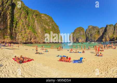 Maya Bay, Phi Phi Leh, Thailand - 31. Dezember 2015: die Menschen beim Sonnenbaden auf beliebte Maya Bay Strand in Phi Phi Island, Krabi, Andaman Meer. Der legendäre Strand ist von Tausenden von Besuchern jeden Tag besucht. Stockfoto