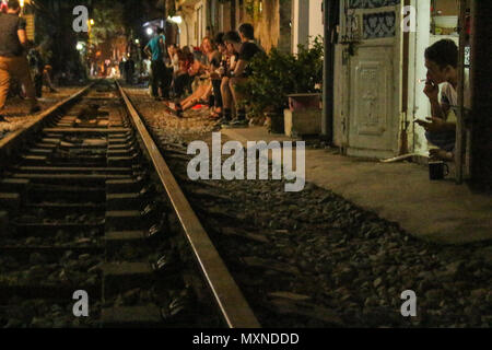 Hanoi, Vietnam - März 14, 2018: die Menschen in dem Zug Straße sitzen, einen der bekanntesten touristischen Sehenswürdigkeiten, nachts. Stockfoto