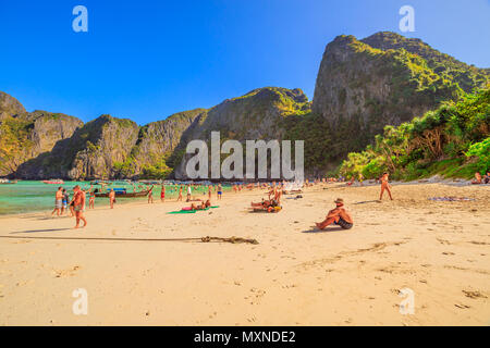 Maya Bay, Phi Phi Leh, Thailand - 31. Dezember 2015: die Menschen beim Sonnenbaden auf beliebte Maya Bay Strand in Ko Phi Phi Leh, Krabi, Andaman Meer. Der legendäre Strand ist von Tausenden von Besuchern jeden Tag besucht. Stockfoto