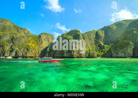 Motorboote Segeln rund um die spektakuläre Küste von steilen Kalksteinfelsen von Ko Phi Phi Leh, Andaman Meer umgeben ist. Die Phi Phi Inseln sind eine beliebte Touristenattraktion in Krabi in Thailand. Stockfoto