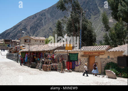 Geschäfte im Dorf Von Ollantaytambo, die in das Heilige Tal am Fuße des Machu Picchu in Peru liegt Stockfoto