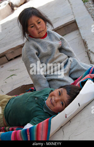 Zwei junge peruanische Kinder in Cusco Peru Südamerika Stockfoto