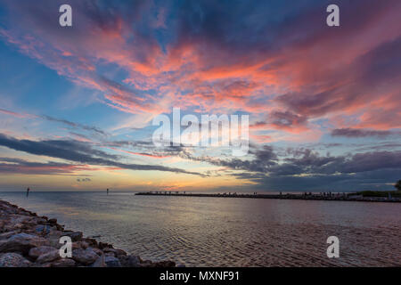 Sonnenuntergang über dem Golf von Mexiko und der Gulf Intracoastal Waterway in Venedig Jetty in Venedig Florida Stockfoto