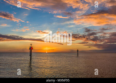 Sonnenuntergang über dem Golf von Mexiko und der Gulf Intracoastal Waterway in Venedig Jetty in Venedig Florida Stockfoto