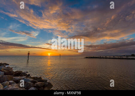 Sonnenuntergang über dem Golf von Mexiko und der Gulf Intracoastal Waterway in Venedig Jetty in Venedig Florida Stockfoto