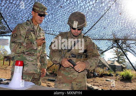 3.Infanterie Division Soldat führt eine Prüfung auf eine M9 Pistole während Expert Infanterie Abzeichen testen, 28. Oktober 2016 in Fort Benning, Ga (USA Armee Foto von Pfc. Caine Scholes/freigegeben) Stockfoto