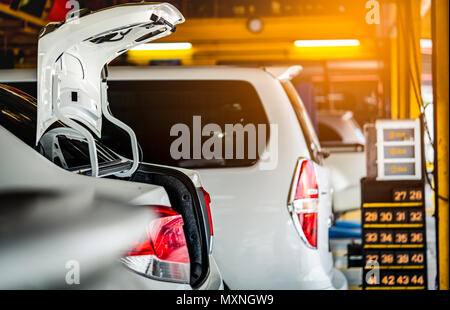 Auto in der Garage warten in que für Reifen wechseln und Wartung geparkt. Auto Service Business. Teile für die Autoindustrie Konzept. Auto Open trunk in Auto Servic Stockfoto