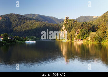 Slowakei - Ruine der Burg Strecno mit Fluss Vah Stockfoto