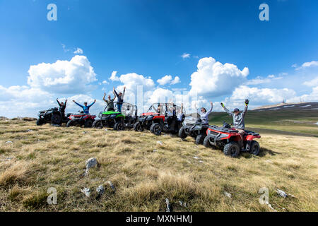 Freunde Fahren im Gelände mit dem Quad oder ATV und UTV Fahrzeuge Stockfoto