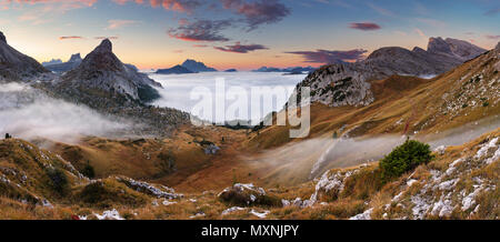 Schönen Sommerlandschaft in den Bergen. Sunrise - Italien-Dolomiten Stockfoto