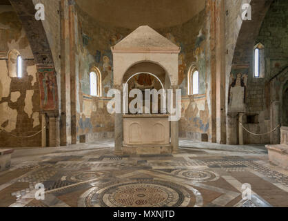 Tuscania (Viterbo), Italien - 2. Mai 2018: Innenraum der Kirche San Pietro. Stockfoto