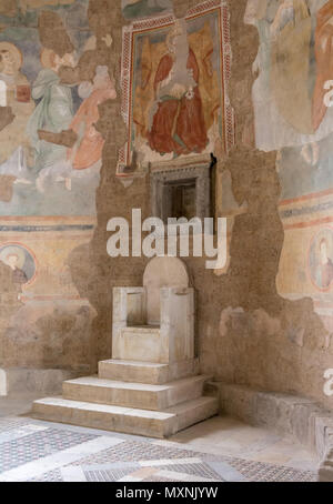 Tuscania (Viterbo), Italien - 2. Mai 2018: Innenraum der Kirche San Pietro. Fresken und Dekorationen in der romanischen Krypta der Kirche Stockfoto
