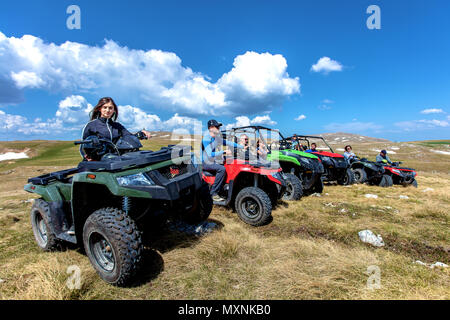 Freunde Fahren im Gelände mit dem Quad oder ATV und UTV Fahrzeuge Stockfoto