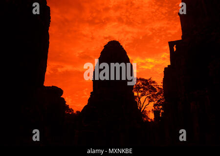 Sonnenuntergang am Bayon Tempel der Tempel Ruinen von Angkor Thom der Tempel von Angkor in der Nähe der Stadt Siem Reap in Kambodscha. Kambodscha, Stockfoto