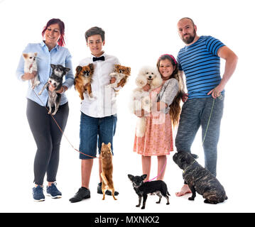 Schöne Familie, die mit ihren littles Hunde Stockfoto