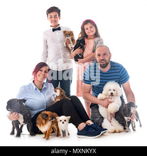 Schöne Familie, die mit ihren littles Hunde Stockfoto