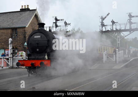 Ein Dampfzug verlassen Grosmont Station auf der North York Moors Railway Stockfoto