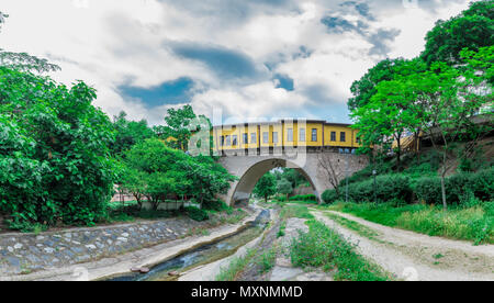 Hohe Auflösung Panoramablick auf historischen Irgandi Brücke in Bursa, Türkei. Stockfoto